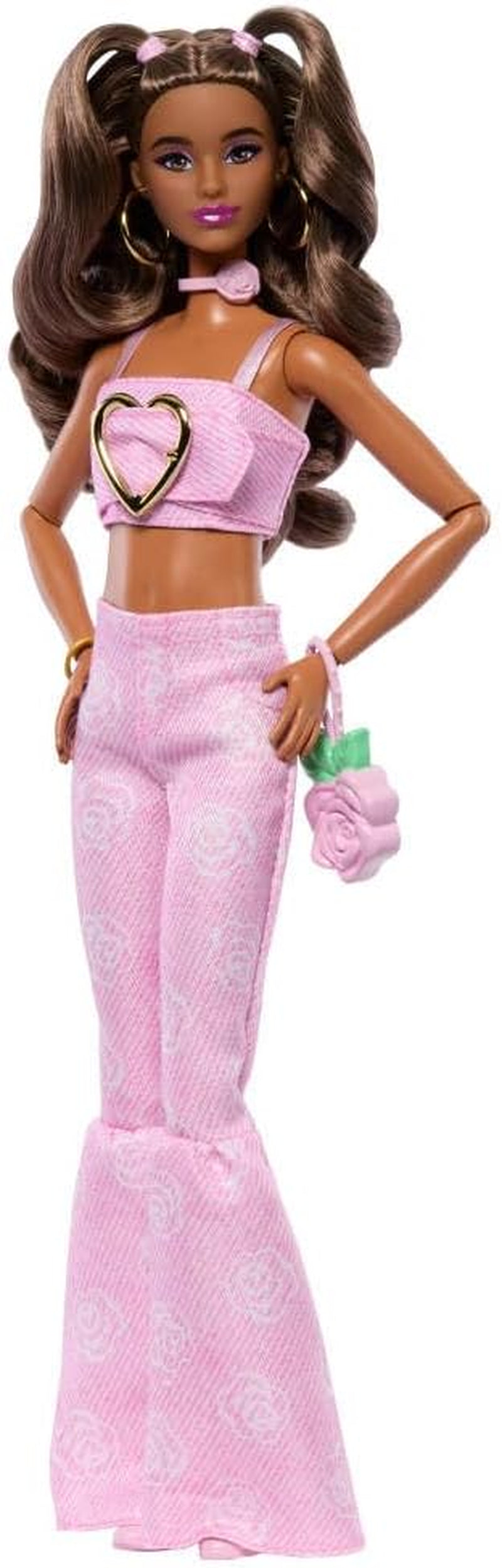 Barbie Deluxe Style-Puppe Nr. 12 in rosa bauchfreiem Denim-Oberteil mit ausgestellten Jeans mit aufgedruckten Rosen, gewellte braune Haare, Zubehörteile wie Rosen-Handtasche und Schmuck,JJN72