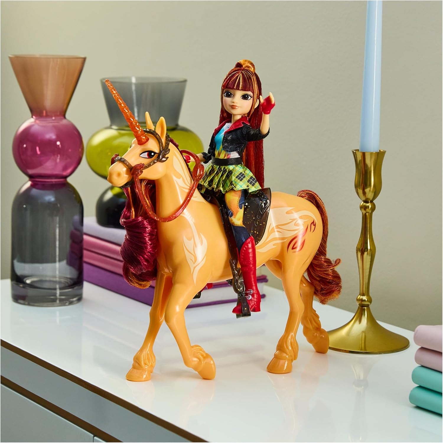 Unicorn Academy Cinder la Licorne - Licorne Valentina originale de 28 cm de haut de la série Netflix, avec une vraie crinière et une vraie queue, une bride, une selle et une brosse amovibles, pour les enfants à partir de 4 ans