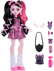 Poupée Monster High Draculaura en robe rose avec nœuds et cardigan noir avec chauve-souris Count Fabulous et 7 accessoires dont Ramen, rouge à lèvres et sac, JHK29