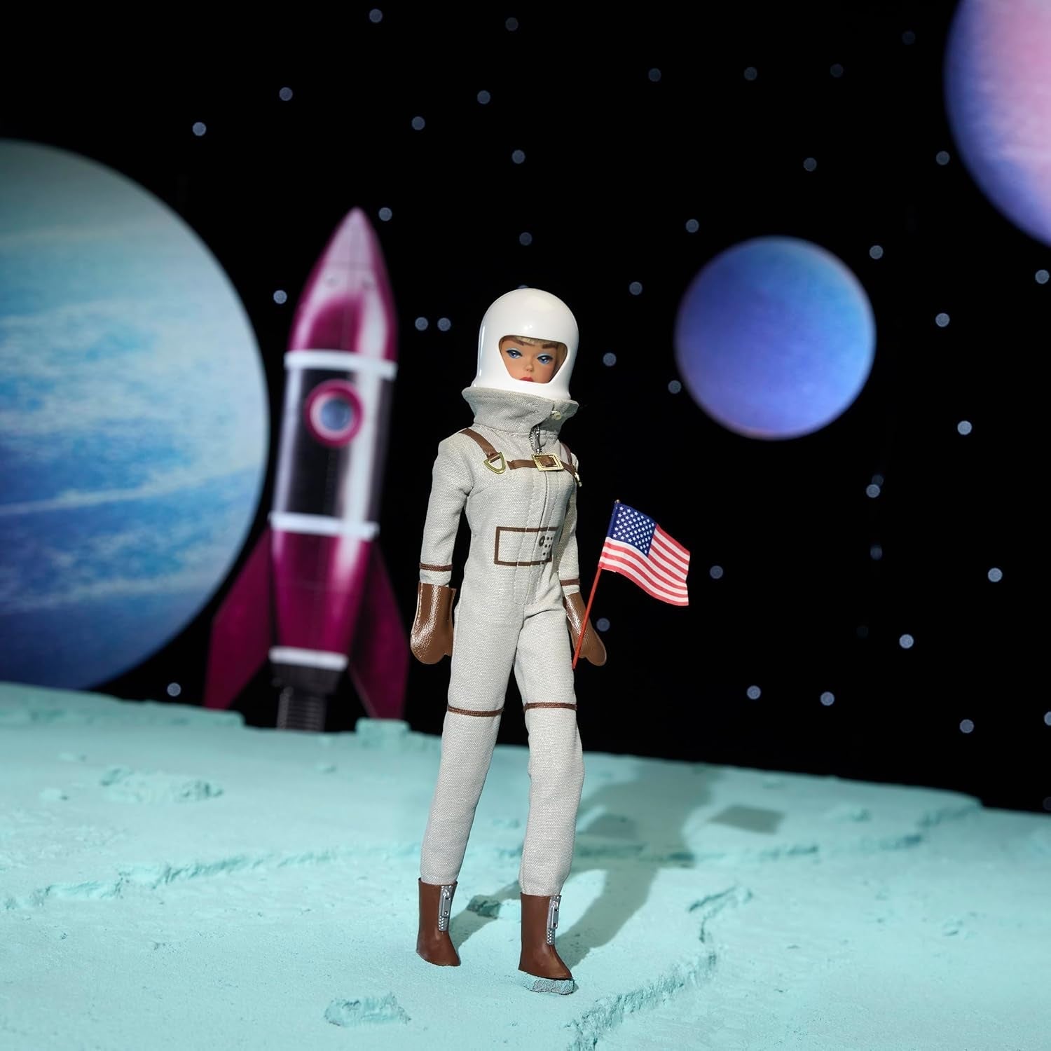 Mattel Barbie Miss Astronaut păpușă de colecție cu costum argintiu, cizme spațiale și accesoriu cască, reproducere vintage a originalului din 1965, JBJ48 Papusi Naty Shop