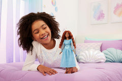DISNEY Arielle, die Meerjungfrau - Menschliche Version im blauen Kleid mit beweglichen Gelenken und langem rotem Haar für endlosen Frisierspaß und abnehmbare Schuhe, für Kinder ab 3 Jahren, HLX09