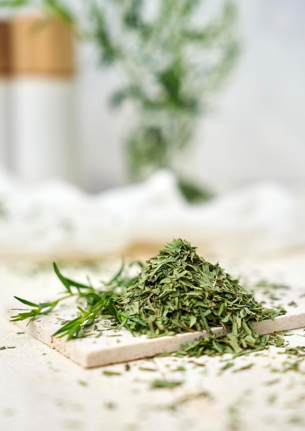 Fuchs Gewürze - Estragon gerebelt - Französisches Kraut zur Verfeinerung von Saladen, Sauce Hollandaise ou Rührei - ingrédients naturels - 10 g dans une dose variable, recyclable