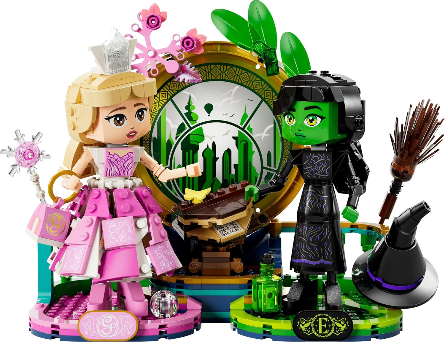 LEGO Wicked - Elphaba & Glinda Figuren - Spielzeug mit viel Zubehör, darunter EIN Besen, eine Krone, eine Handtasche und eine Fensterszene - Geschenk für Mädchen und Jungen ab 10 Jahren - 75682