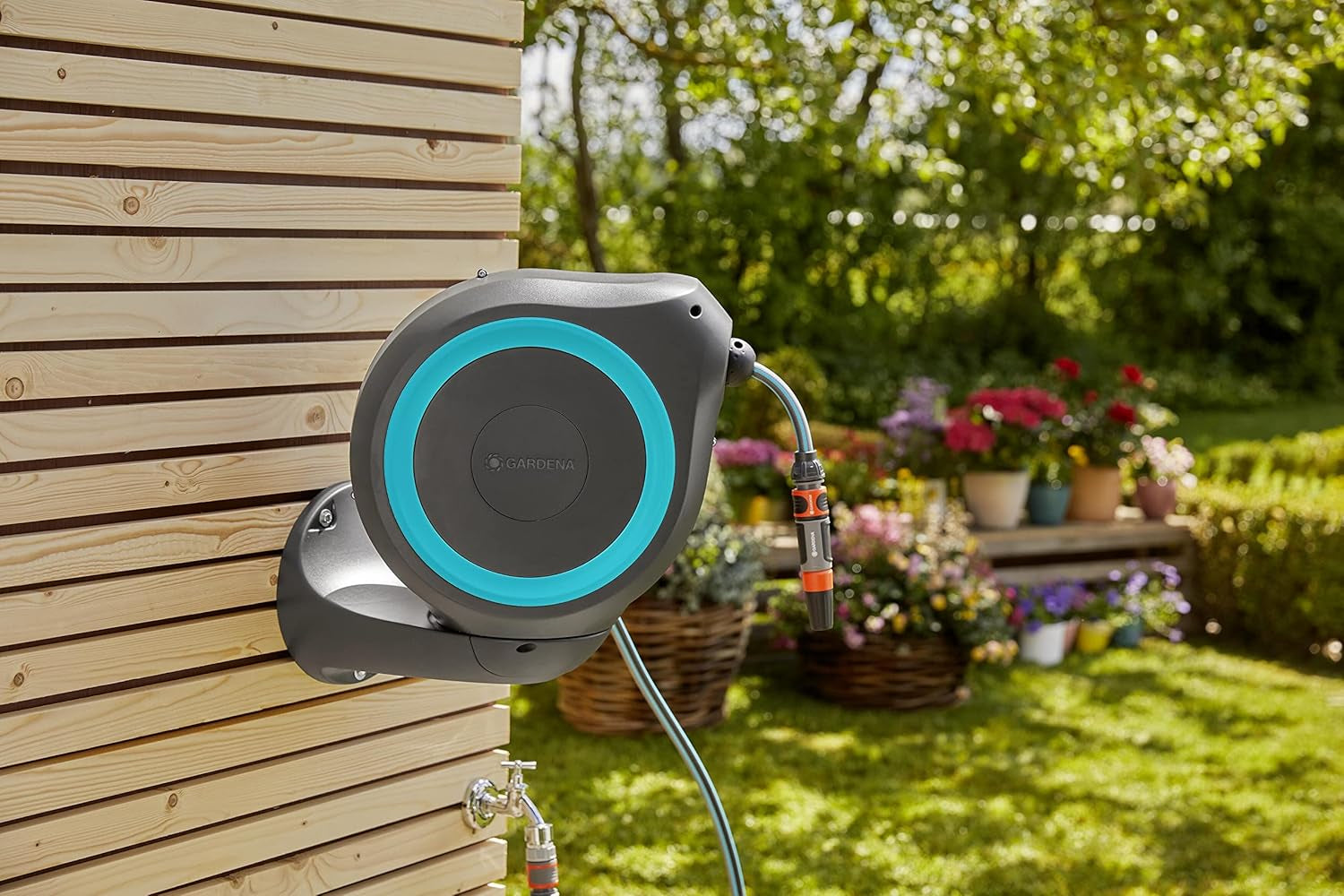 Boîte de tuyau murale Gardena RollUp M (Turquoise) 20 m : arrosage flexible pour jardins de taille moyenne, enrouleur de tuyau rotatif, avec support mural, composants du système et buse de pulvérisation, avec tuyau de 20 m (18610-20)