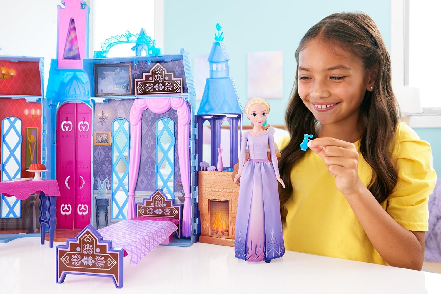 Mattel Disney Frozen - Maison de poupée Castle Arendelle (60 cm +) avec poupée Elsa, 4 aires de jeux et 15 meubles et accessoires Disney Frozen II, HLW61