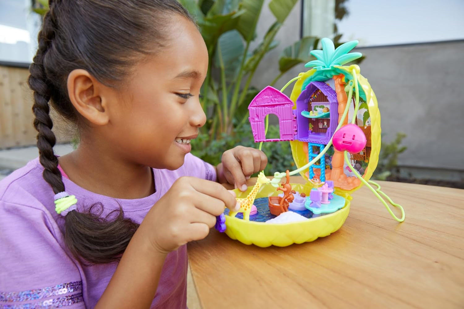 Polly Pocket GKJ64 - Boîte de poche portable en forme d'ananas avec 8 fonctionnalités amusantes, des poupées Polly et Purple, 2 accessoires et une feuille d'autocollants ; jouet pour enfants à partir de 4 ans Papusi Naty Shop