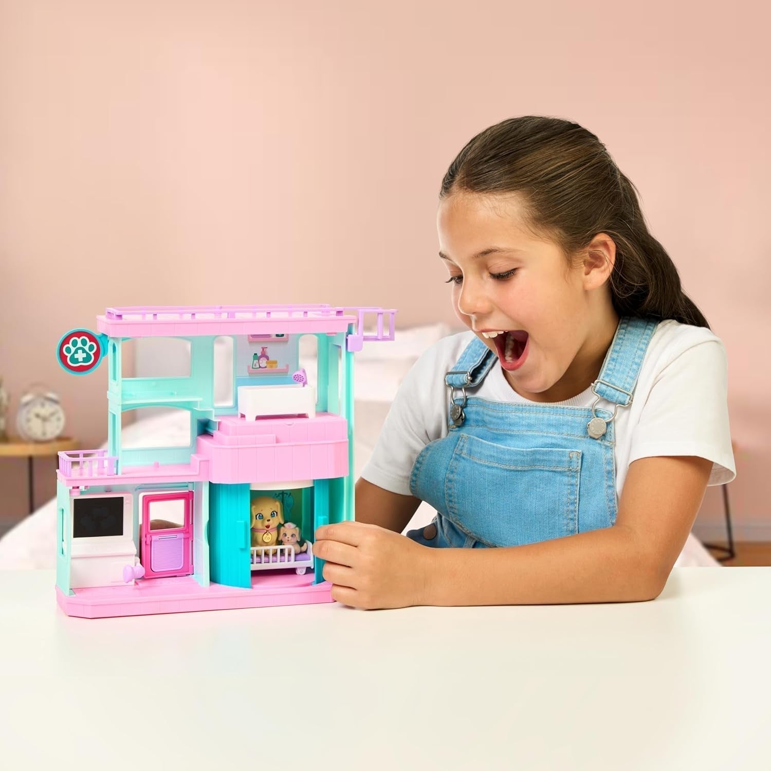 Ensemble de jeu Little Live Pets Mama Surprise Families Baby Clinic, 3 chiots Retriever inclus, ensemble de jeu magique double face (27,8 cm de largeur, 23,8 cm de hauteur). Nourrir, se baigner et jouer, cadeau pour enfants Figurines Naty Shop