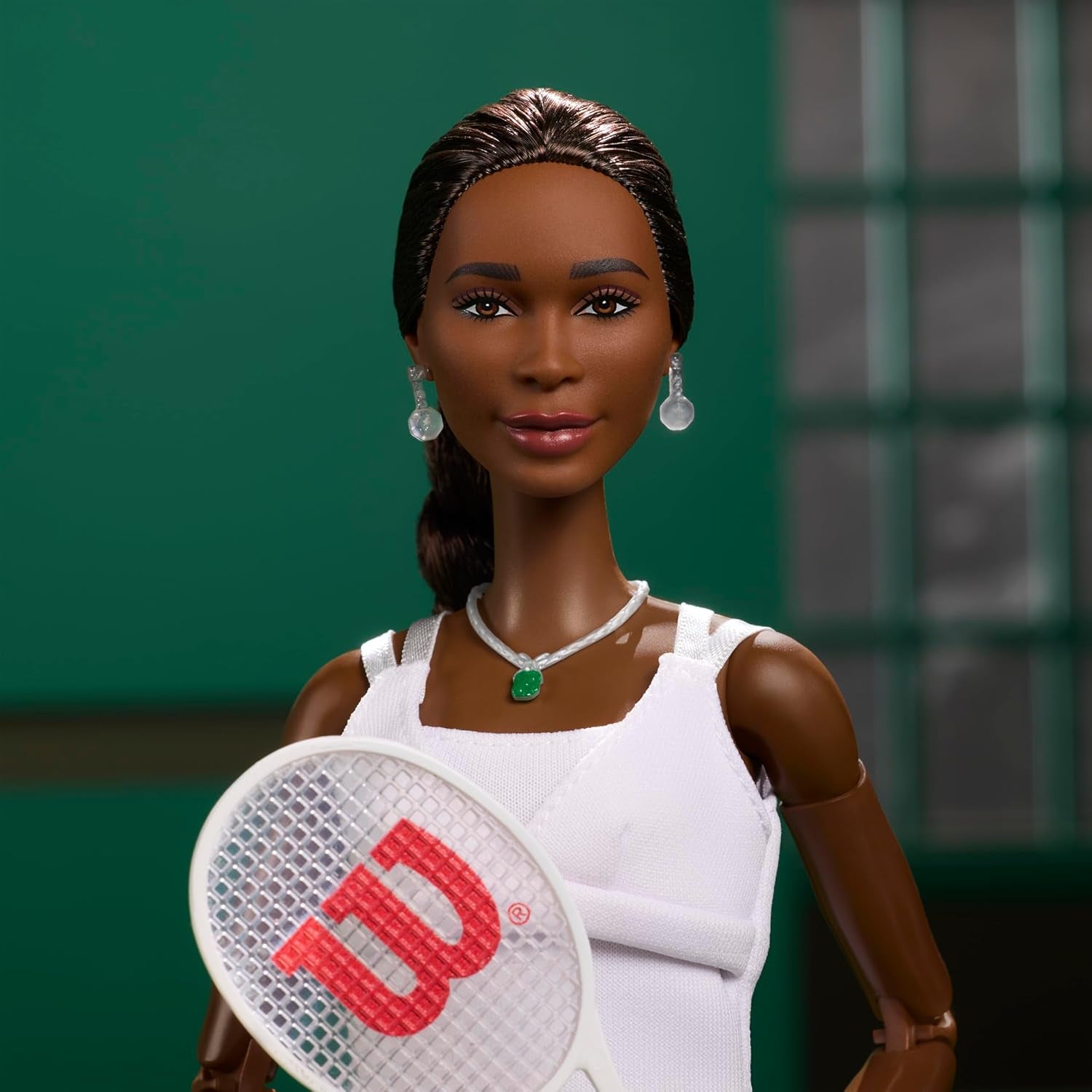 Barbie Inspiring Women Series Venus Williams Poupée mannequin avec uniforme signé et raquette de tennis avec boîte de présentation HRM49