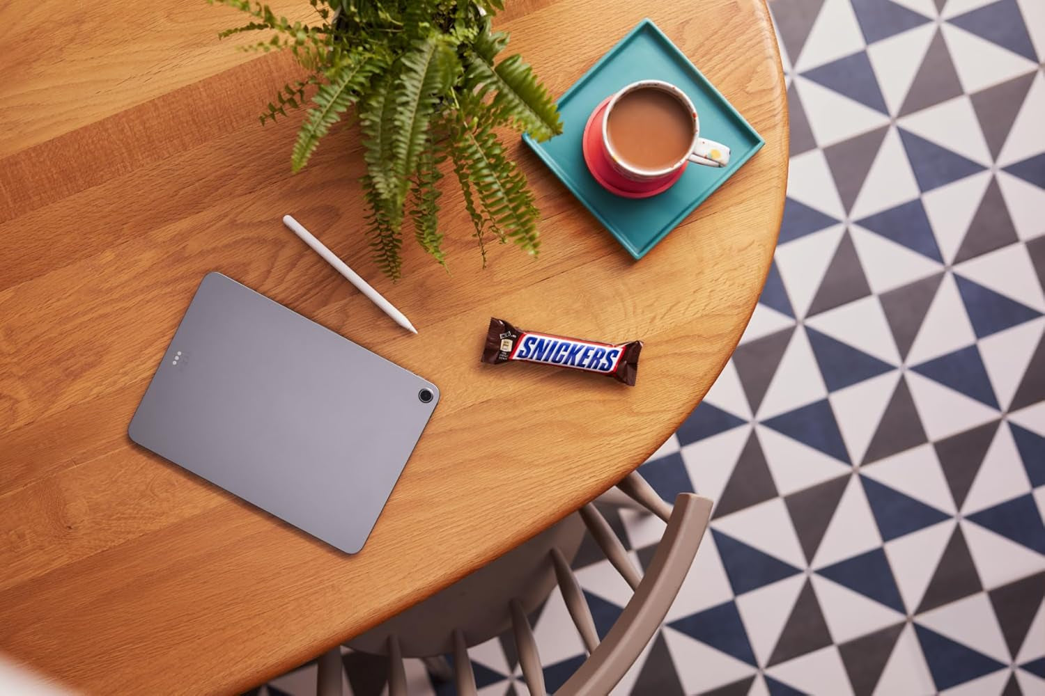 Un grand paquet de chocolat contenant 32 tablettes de chocolat de 50 g chacune.