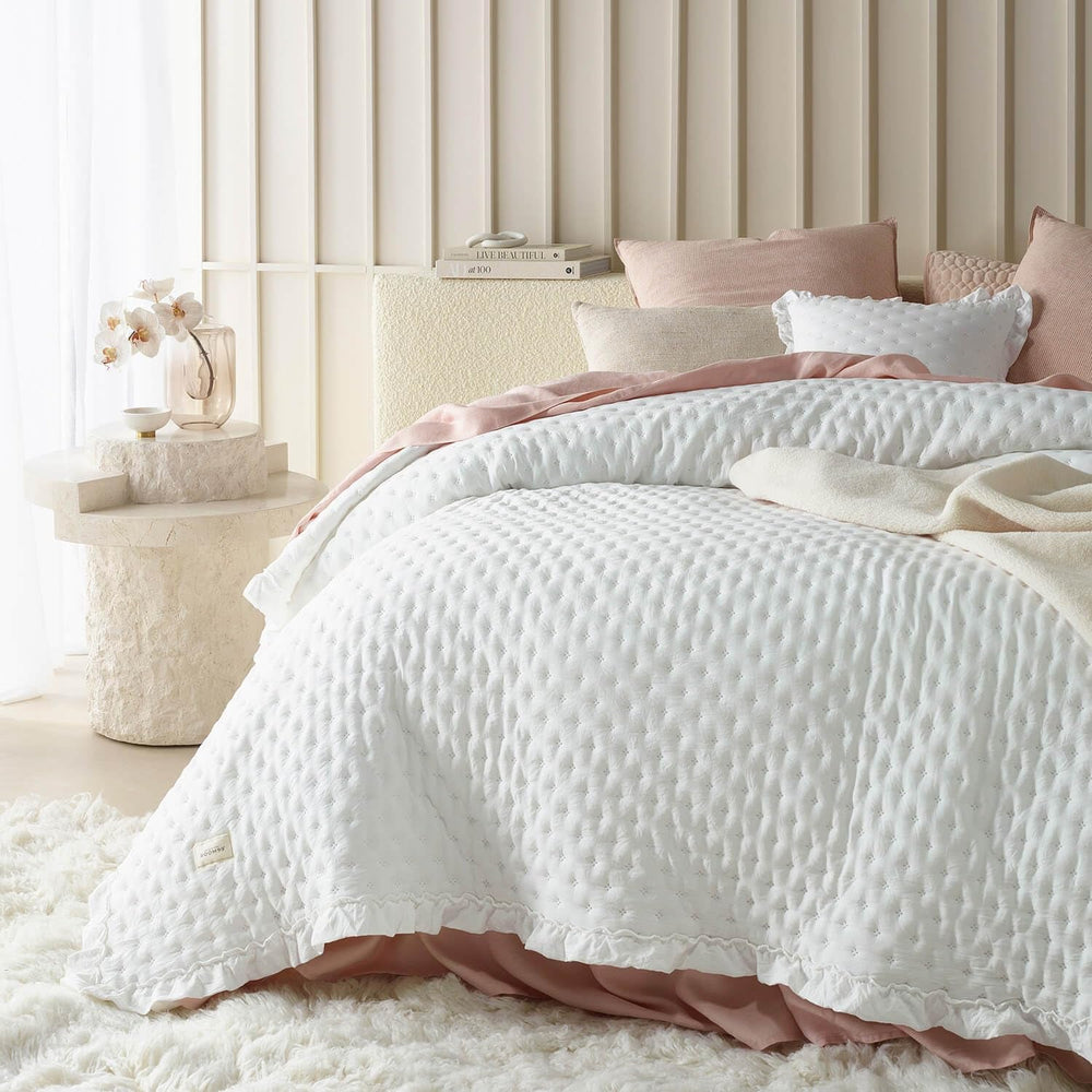 ROOM99 Molly Couvre-lit élégant en blanc 240 x 260 cm Couvre-lit polyvalent comme couvre-lit ou jeté de canapé pour lit et canapé Style couverture idéal comme couvre-lit et couvertures Beuche den ROOM99-Store