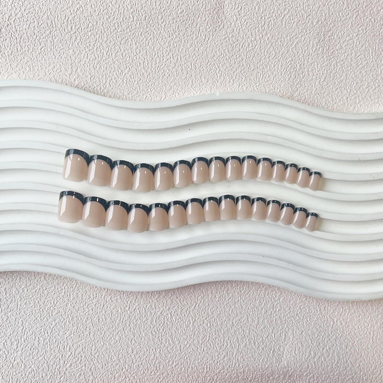 Faux ongles à pointe française courte – 30 pièces d'ongles noirs à coller sur des ongles carrés courts, faux ongles à pointe française avec colle, ensemble d'ongles artificiels carrés pour femme