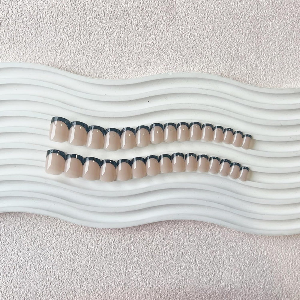 Faux ongles à pointe française courte – 30 pièces d'ongles noirs à coller sur des ongles carrés courts, faux ongles à pointe française avec colle, ensemble d'ongles artificiels carrés pour femme