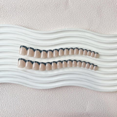 Faux ongles à pointe française courte – 30 pièces d'ongles noirs à coller sur des ongles carrés courts, faux ongles à pointe française avec colle, ensemble d'ongles artificiels carrés pour femme