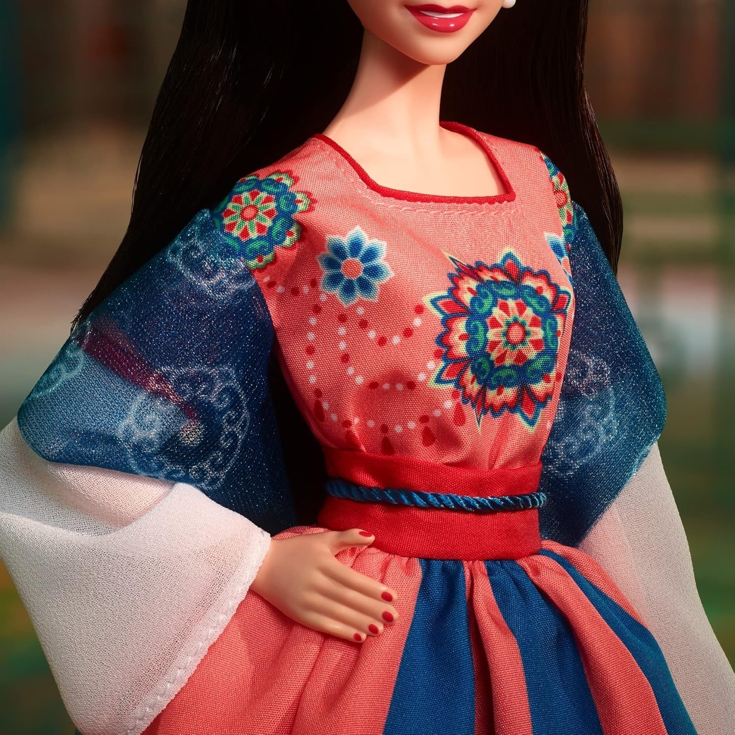 BARBIE Lunar New Year Puppe - Sammelfigur mit traditioneller Hanfu-Robe und chinesischen Drucken, inspiriert von Dunhuang-Höhlenmalereien, inklusive Puppenständer und Echtheitszertifikat, HJX35
