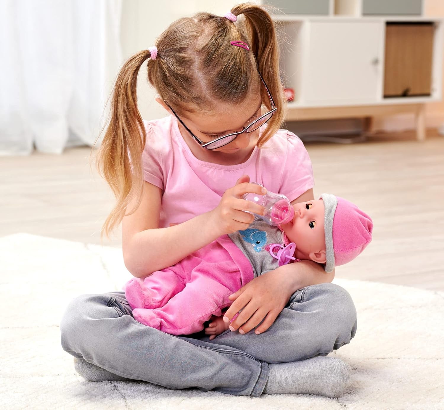 Simba 105140066 - Laura Interactiv, Weichkörperpuppe mit Schlafaugen, brabbelt bei Bewegung, trinkt von Flasche und schläft EIN, 40cm, Babypuppe ab 2 Jahre