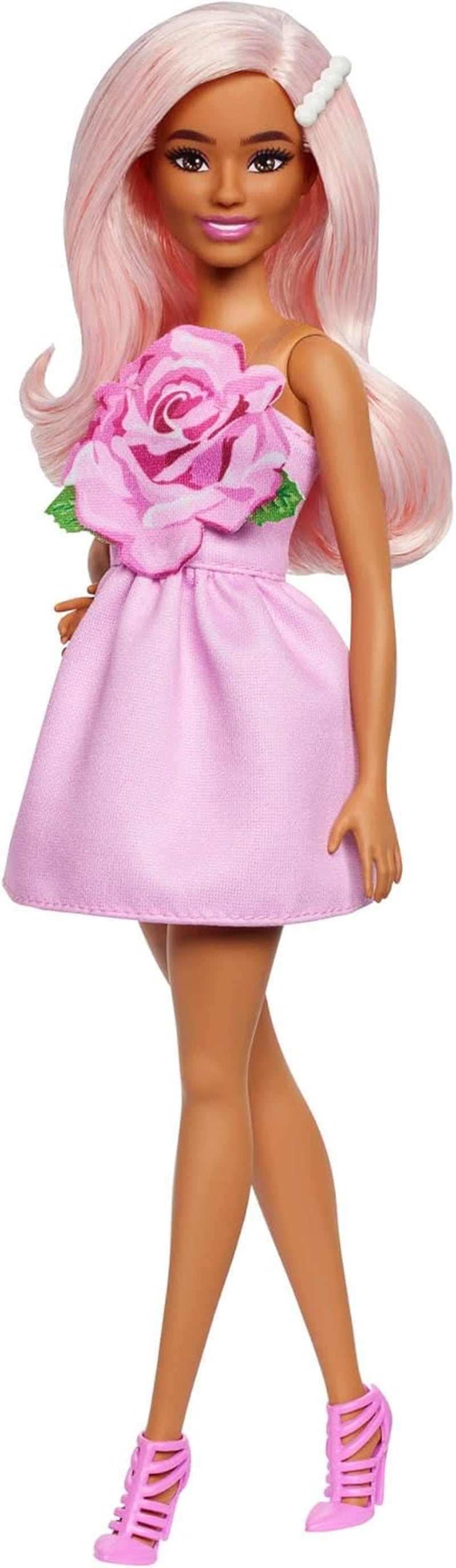 Păpușa Barbie Fashionistas nr. 238 cu păr roz pastel, rochie fără bretele cu corsaj roz, agrafă de păr cu perle și pantofi cu toc înalt și barete, HYT94