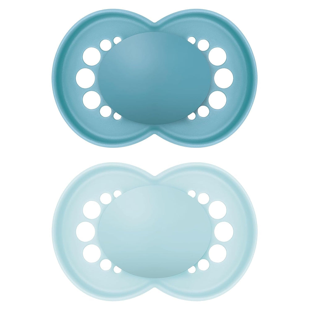 Suzete MAM Original, pachet de 2, suzete pentru bebeluși prietenoase cu dinții, fabricate din materiale sustenabile și bioregenerabile, tetine din silicon MAM SkinSoft, cu cutie pentru suzetă, 6-16 luni, albastru/albastru deschis