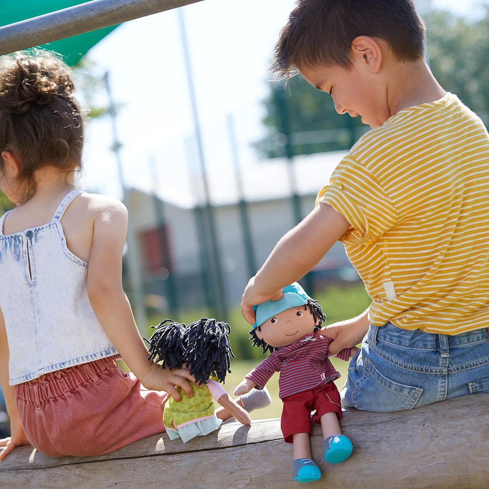 HABA 304576 - Poupée Cari, 30 cm, Poupée douce et en tissu pour enfants à partir de 18 mois, avec vêtements amovibles et cheveux longs