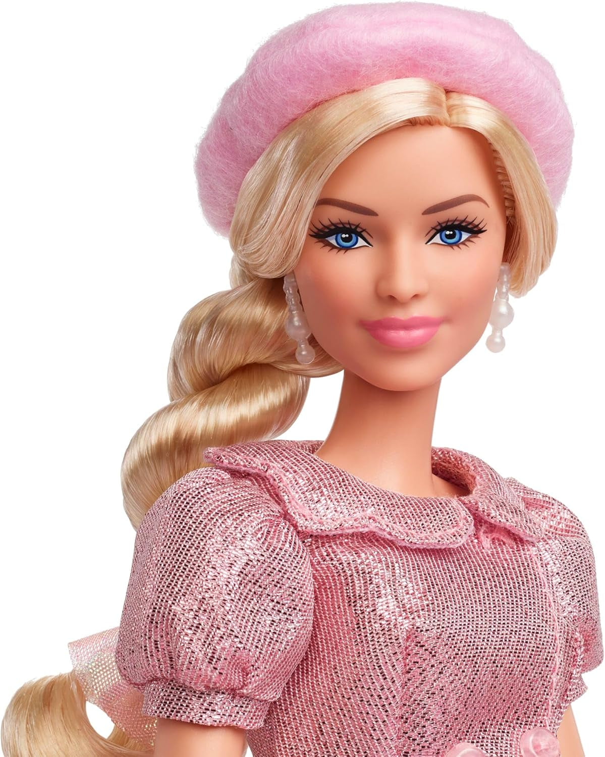 Barbie Le film basé sur le film Margot Robbie en tant que figurine de collection Barbie en chemisier rose et jupe en tulle avec coiffure stylisée et bijoux assortis JBJ53