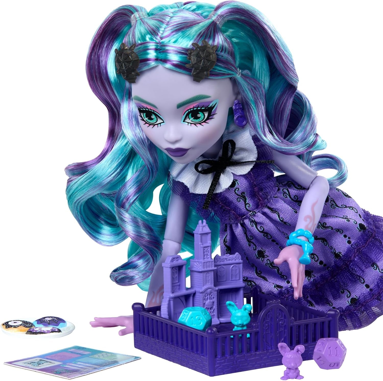 Monster High Fearbook Twyla Doll and Film Club Ensemble d'accessoires sur le thème, veste universitaire, album de remise de diplôme, jeu de société et biscuits, HXW31