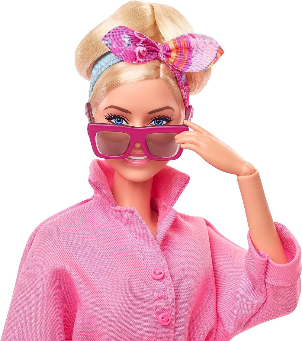 BARBIE THE MOVIE Margot Robbie - Puppe mit Kaugummi-Rosa Jumpsuit, Messy Updo, Sonnenbrille, Kopftuch, Wedge-Sneakers, Sammlerverpackung, für Kinder ab 3 Jahren, HRF29