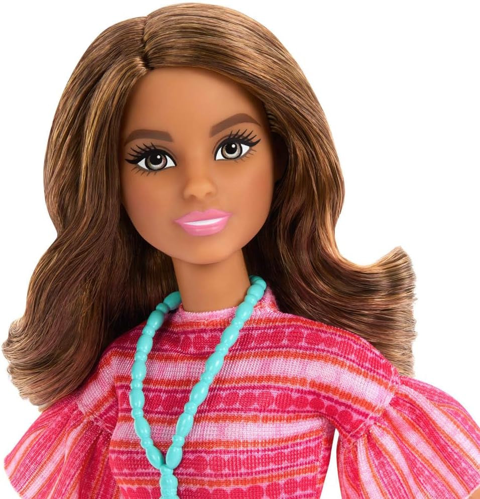 Barbie et Teresa reçus pour la poupée de mode Teresa avec une tenue unique pour un usage domestique et des accessoires, y compris un collier, JCT02