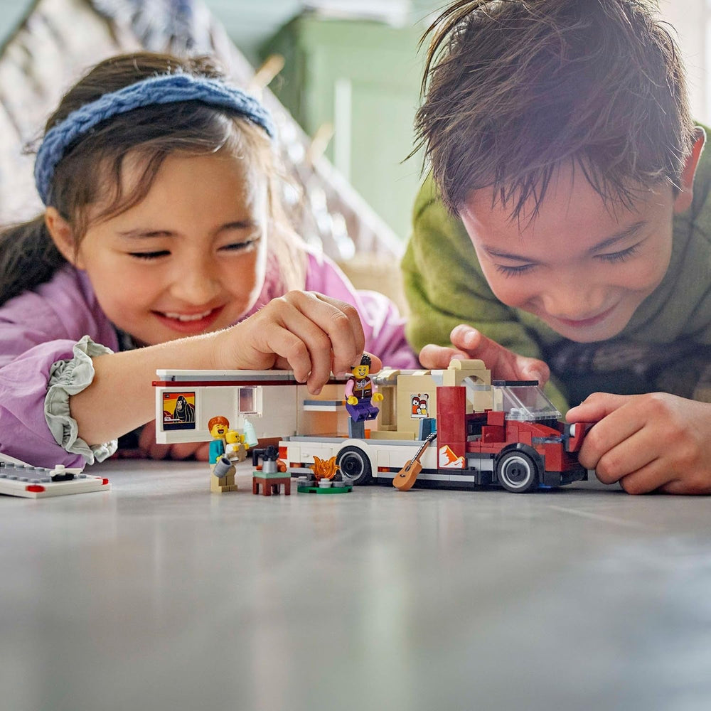LEGO City Abenteuer-Wohnmobil - Wohnwagen Spielzeug für Jungen und Mädchen ab 6 Jahren - Inkl. 3 Minifiguren und Camping Zubehör - Geschenkidee zum Geburtstag und für die Feiertage 60454