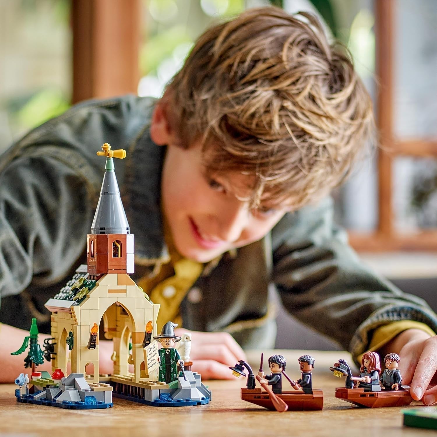 LEGO Harry Potter Modèle de hangar à bateaux du château de Poudlard pour enfants, comprend 2 bateaux à construire et 5 mini figurines, cadeau pour les filles, les garçons et tous les fans à partir de 8 ans 76426 Ensembles de construction Besuche den LEGO-Store