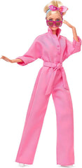 BARBIE THE MOVIE Margot Robbie - Puppe mit Kaugummi-Rosa Jumpsuit, Messy Updo, Sonnenbrille, Kopftuch, Wedge-Sneakers, Sammlerverpackung, für Kinder ab 3 Jahren, HRF29