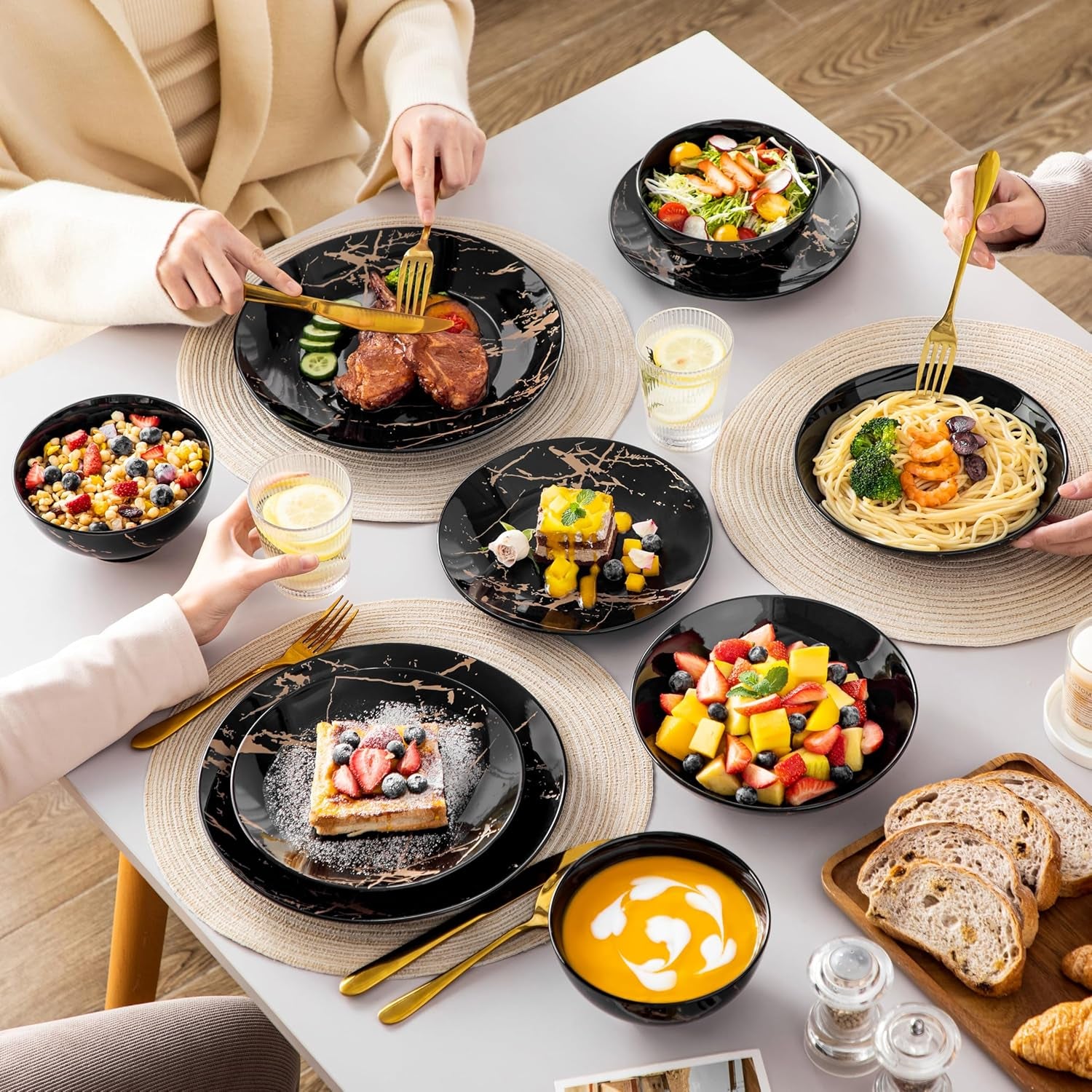 LOVECASA Ensemble de vaisselle en porcelaine série Daphné SWEET Ensemble combiné de 24 pièces Assiettes à dîner design doré Assiettes à dessert Bols à céréales et assiettes à dîner pour 6 personnes