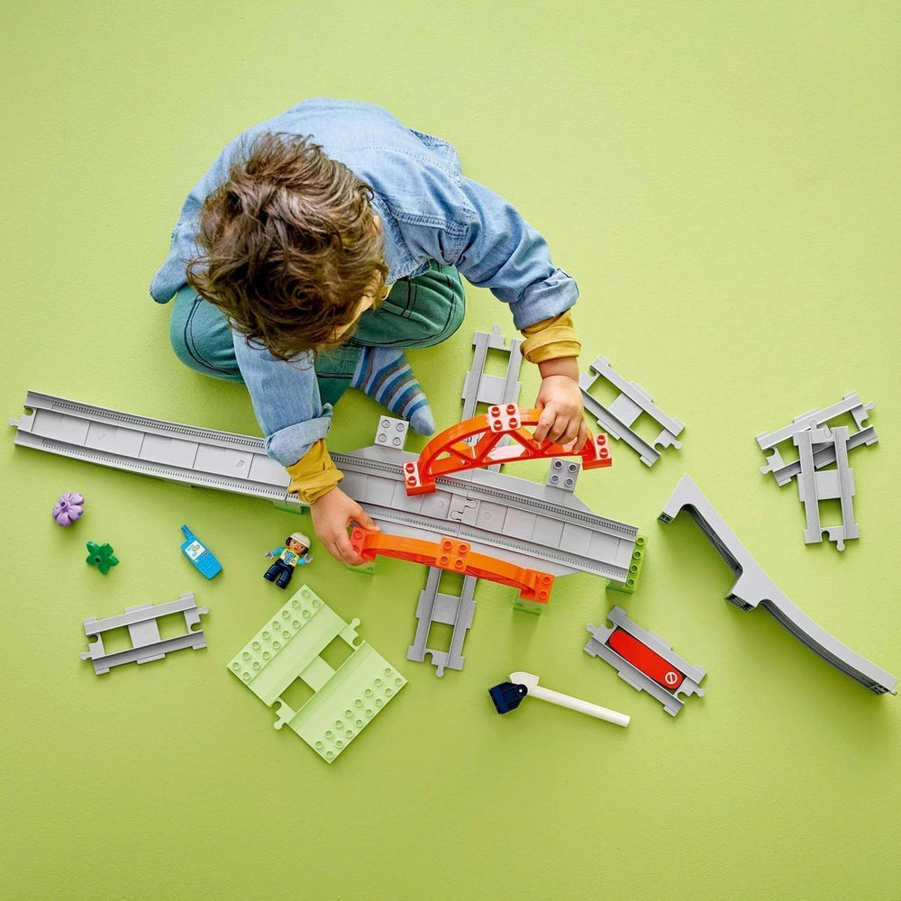 LEGO DUPLO Town Railway Bridge and Tracks - Ensemble d'extension, Cadeau pour les enfants à partir de 2 ans, Ensemble de construction et de reconstruction, Ensemble de développement préscolaire, Jouet éducatif 10426 Jeux de construction Besuche den LEGO-Store
