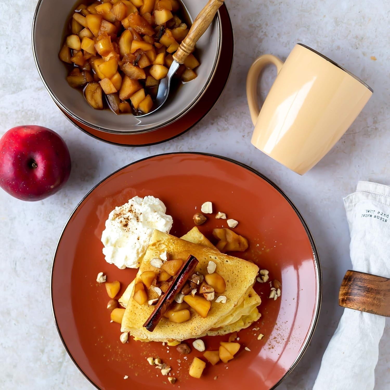 MÄSER 931871 Bord métallique, Vaisselle moderne pour 4 personnes avec bord couleur laiton, service combiné 16 pièces Services de table Naty Shop