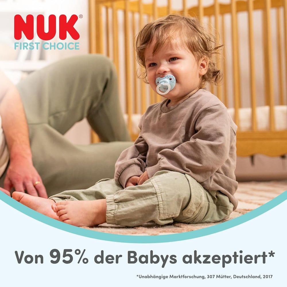 NUK First Choice Sucettes classiques jour et nuit pour bébés | 6-18 mois | Sucettes orthodontiques qui brillent dans le noir | 95 % d'acceptation par les bébés** | Bleu | Paquet de 2