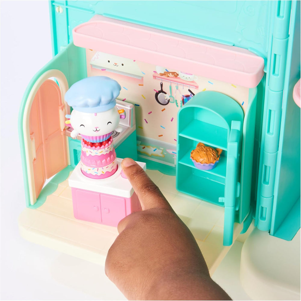 MAISON DE POUPÉES GABBY'S DREAMWORKS - Chambre Deluxe, Confiserie Cakey, Cuisine Kuchi (roumain : Cakey), 3 meubles et 2 boîtes surprises avec accessoires, adaptés aux enfants âgés de 3 ans et plus