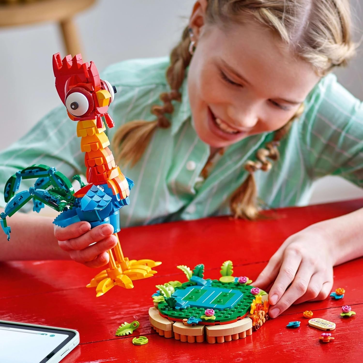 LEGO ǀ Disney Vaiana 2: Heihei Spielzeug - Tierfigur zum Spielen & Ausstellen mit drehbarem Kopf, beweglichen Flügeln & Schwanzfedern sowie Ständer - Geschenk für Mädchen ab 9 Jahren - 43272