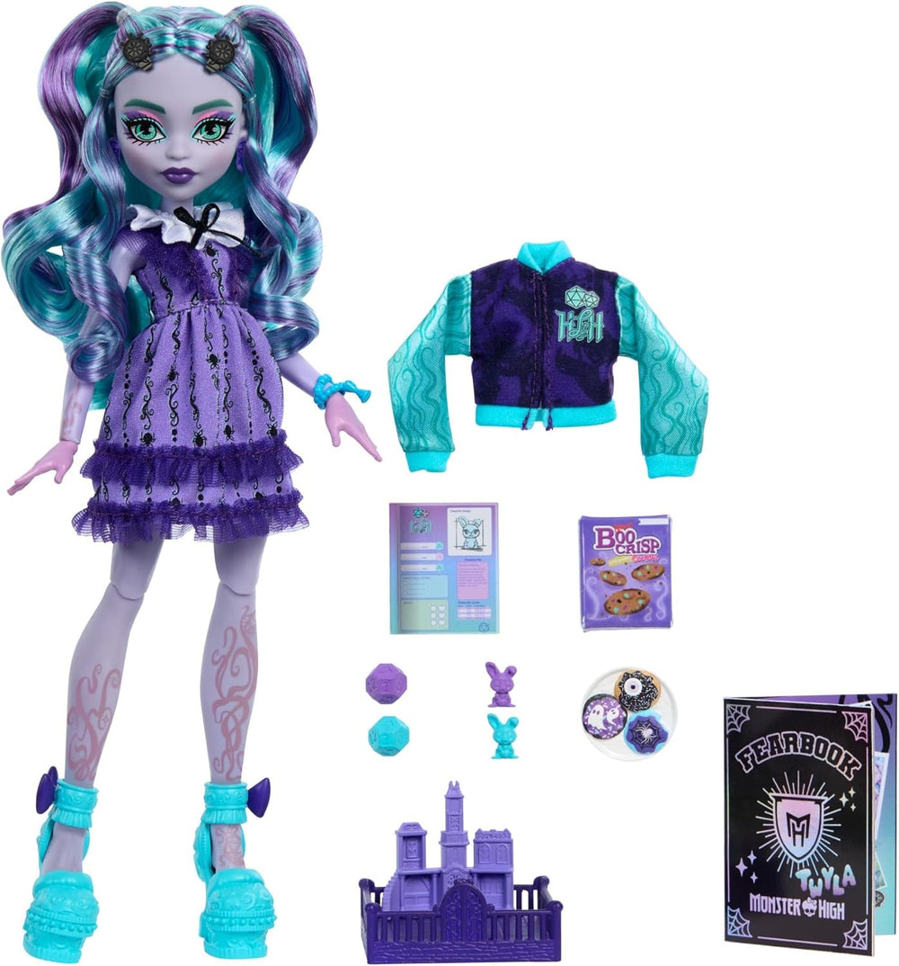 Monster High Fearbook Twyla Set aus Puppe und Zubehör mit Filmclub-Thema, Collegejacke, Jahrbuch, Brettspiel und Keksen, HXW31
