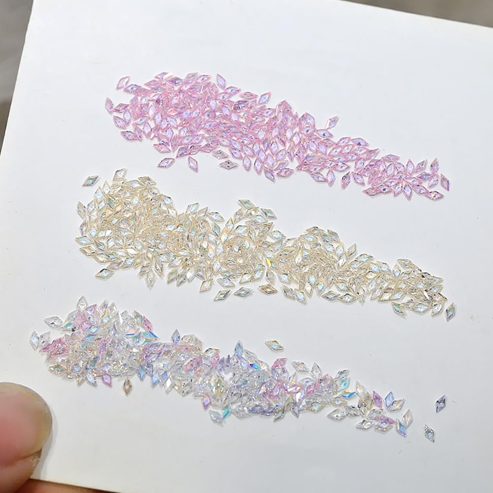 50pcs petits losanges de zircone paillettes pierres à ongles porte-clés couleurs mélangées strass scintillants breloques à ongles Mini losange cristaux à ongles diamant ongles strass breloques à ongles accessoires pour ongles Nail Art