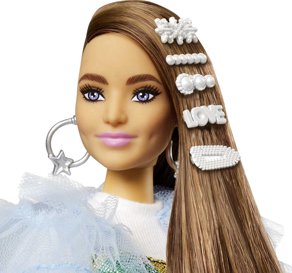 Barbie GYJ78 - Extra Puppe, Regenbogenkleid, Blaue Rüschenjacke, Haustier-Krokodil, Lange brünette Haare, mehrlagiges Outfit, Accessoires, Flexible Gelenke, Spielzeug Geschenk für Kinder ab 3 Jahren