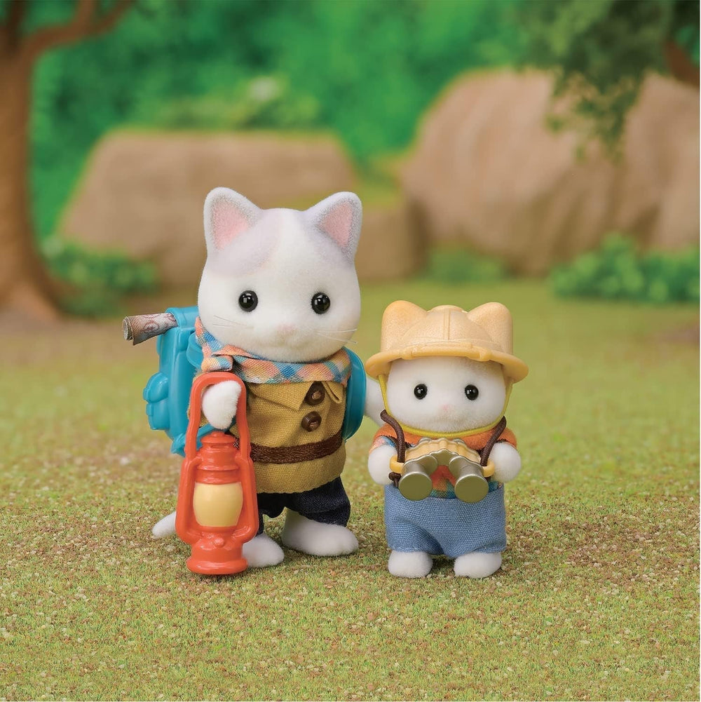 Sylvanian Families - 5763 Ensemble d'explorateur d'aventure à deux figurines Chat au lait Père Garçon Figurine animale Jouet détaillé pour poupées Naty Shop de 3 ans
