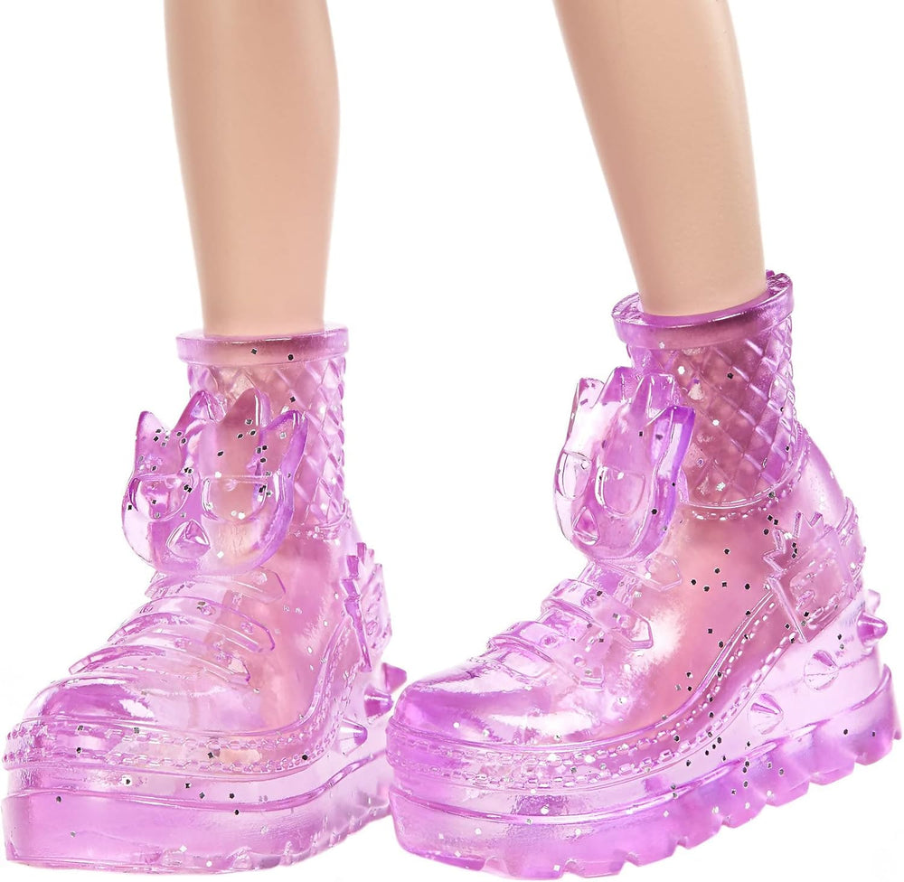 Mattel Hello Kitty GWW98 - Figurine Sanrio Badtz-Maru et poupée Jazzlyn (env. 25,4 cm) avec vêtements et accessoires, cheveux longs lilas et tenue tendance, idéales pour les enfants à partir de 3 ans