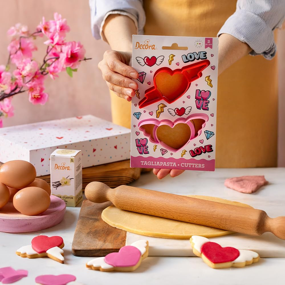 0255063 Forme de biscuiți din plastic Love, 2 bucăți, asortate