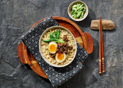 Nissin Demae Ramen - Lot de 10 nouilles instantanées de style japonais avec saveur de bœuf et épices asiatiques, préparation rapide et facile de plats asiatiques (10 x 100 g)