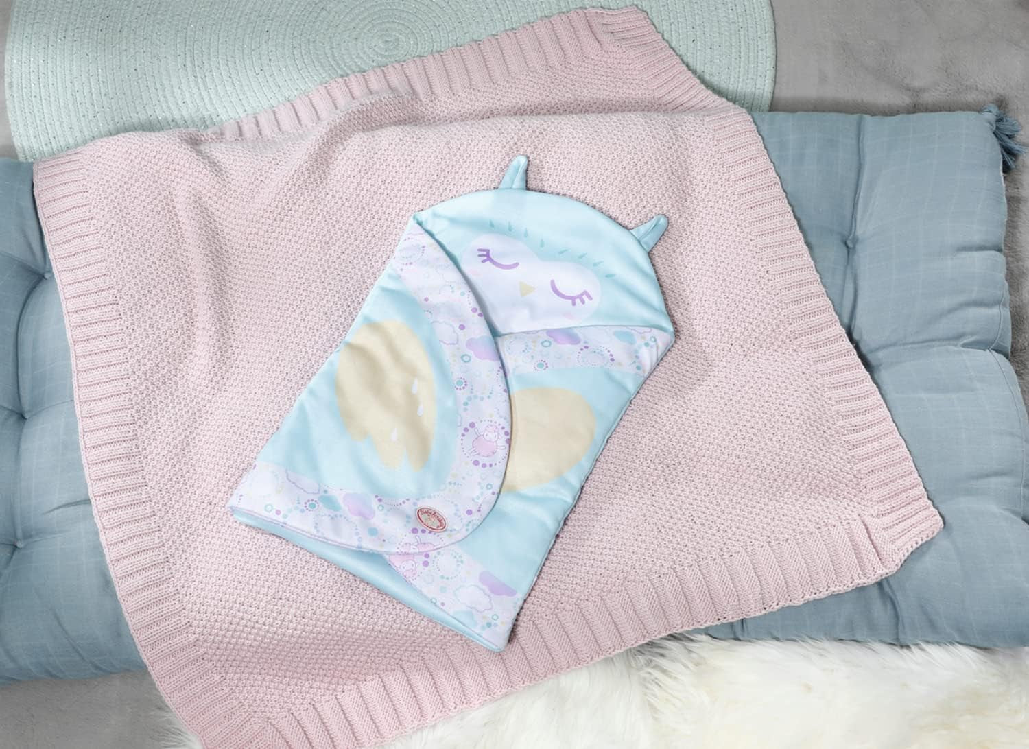 Baby Annabell Sweet Dreams Pucksack, lila Blaue Puckdecke mit Öhrchen-Details und Flügeldruck für 36 und 43 cm große Puppen, 706886 Zapf Creation