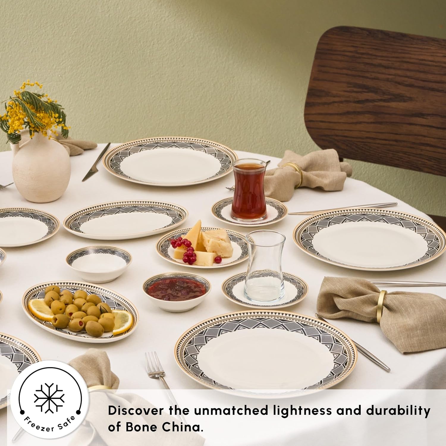 Karaca Globe - Ensemble de vaisselle et de vaisselle pour 6 personnes avec tasses, ensemble de vaisselle en porcelaine à 26 pièces avec tasse à thé, sous-tasse, service et plateau de table - Blanc