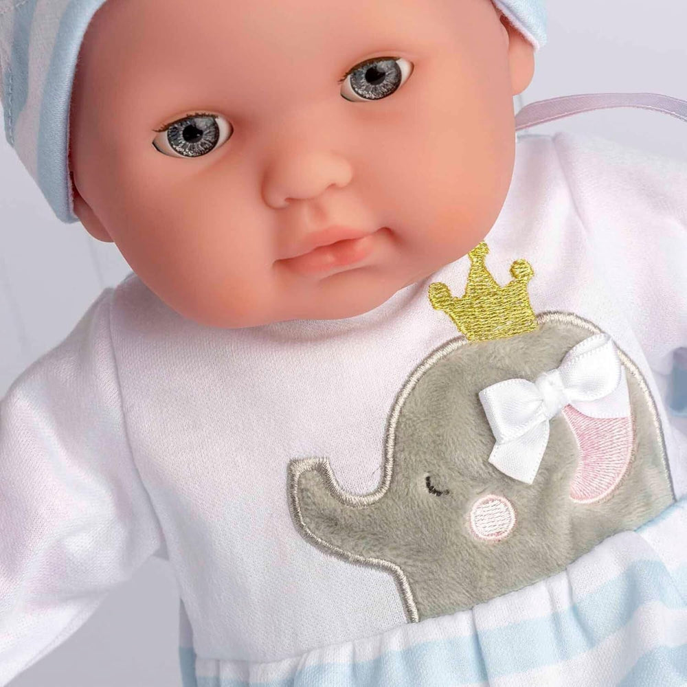 38 cm große realistische Babystoffpuppe mit offenen/geschlossenen Augen | JC Toys - Berenguer Boutique | 10-teiliges Geschenkset mit Flasche, Rassel, Schnuller & Zubehör | Blau | ab 2 Jahren.