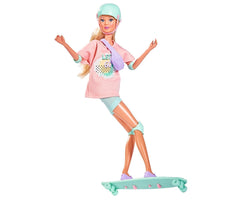 Simba 105733580 - Steffi Love Longboard Girl, Ankleidepuppe im coolen Outfit mit Skateboard, Schoner und Helm, mit Umhängetasche, 29cm Puppe, ab 3 Jahren