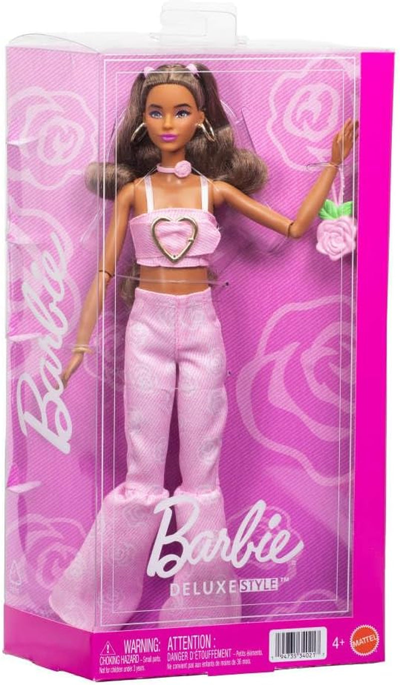 Barbie Deluxe Style-Puppe Nr. 12 in rosa bauchfreiem Denim-Oberteil mit ausgestellten Jeans mit aufgedruckten Rosen, gewellte braune Haare, Zubehörteile wie Rosen-Handtasche und Schmuck,JJN72