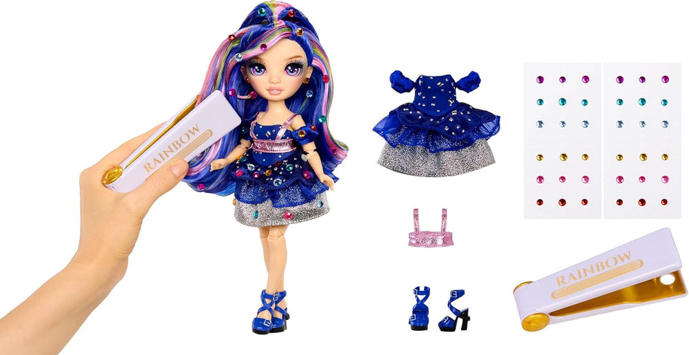 Rainbow High Be Dazzling – Genevieve Bleue – Păpușă de modă albastră, 28 cm, cu unealtă de decorat, pietre prețioase strălucitoare și accesorii de styling