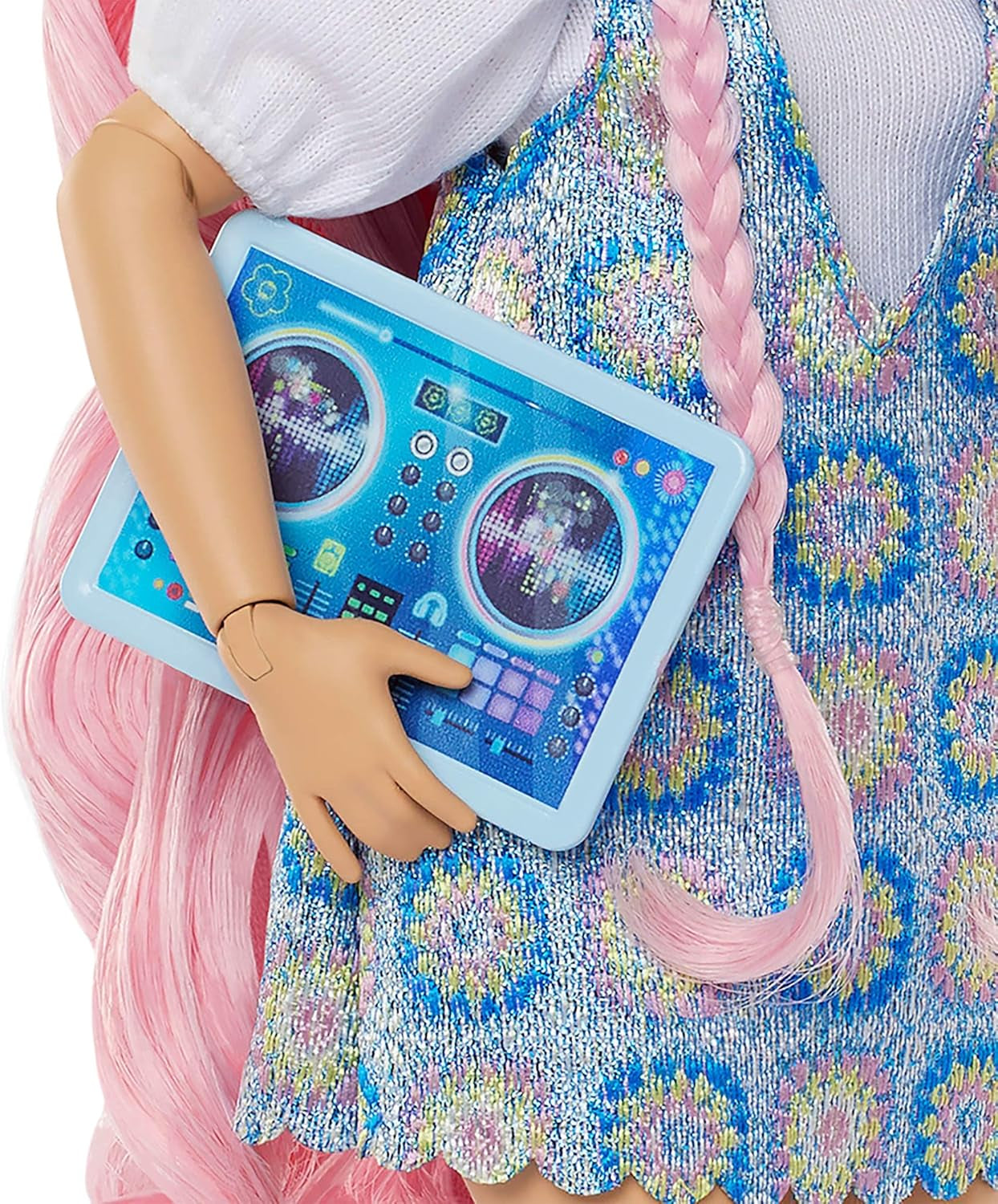 Barbie Dream Besties Puppe und Accessoires, bewegliche Daisy Jean-Modepuppe mit ausziehbaren Moden und welligem, pinkem Haar, 9 Teile zum Thema DJ und Musik, JDD74