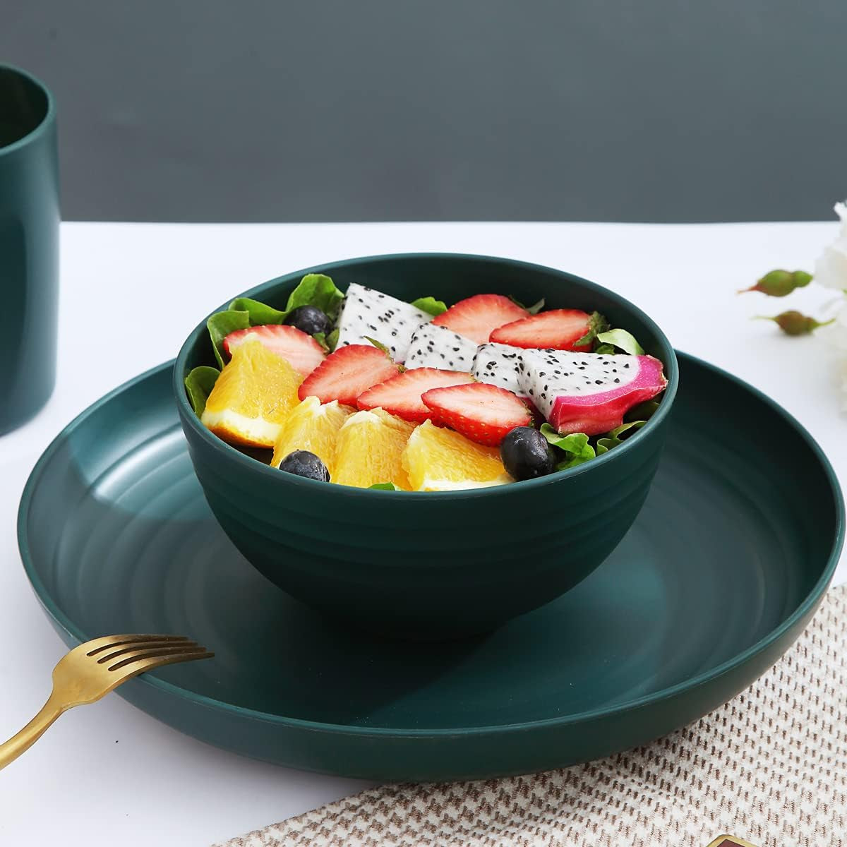 Service de table Kyraton en plastique incassable et réutilisable, composé de 16 pièces. Assiettes, tasses, bols et plats légers. Facile à transporter et à nettoyer. Sans BPA. Pour 4 personnes.